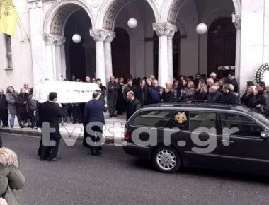 Λαμία: Το τελευταίο «αντίο» στην 13χρονη Ιωάννα που έφυγε από εγκληματική αμέλεια γιατρών (φωτο)